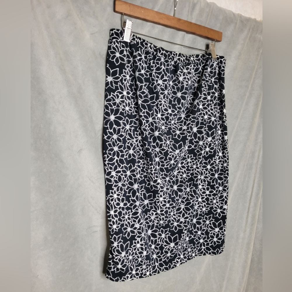 Liz Lange Maternity Skirt Womens Size Large Black White Floral Stretch